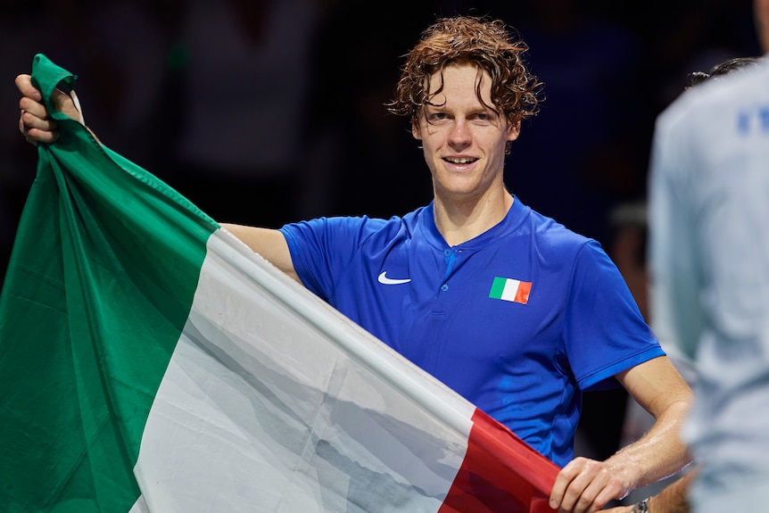 Jannik Sinner with the Italian flag after the Daivs Cup final.