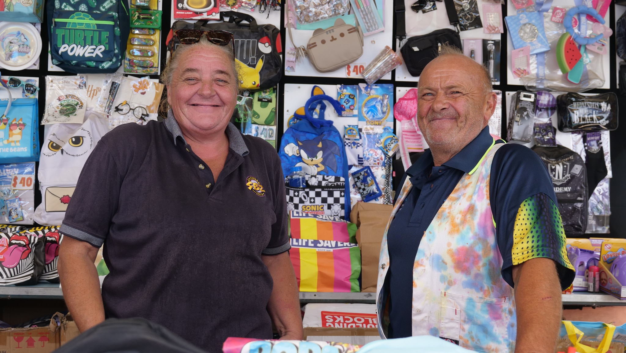 Una mujer y un hombre sonríen en una furgoneta. 