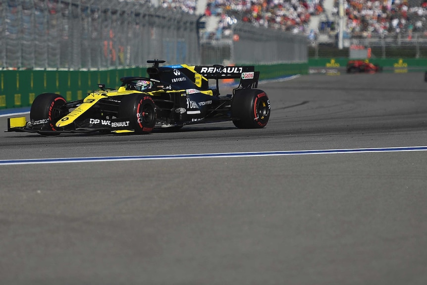 The Renault of Daniel Ricciardo on the Sochi track at the Russian Grand Prix is chased by cars in the distance.