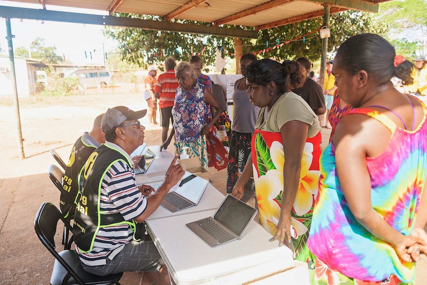 10  Birritjimi community residents muster around a voting point to cast their vote in Nhulunbuy.