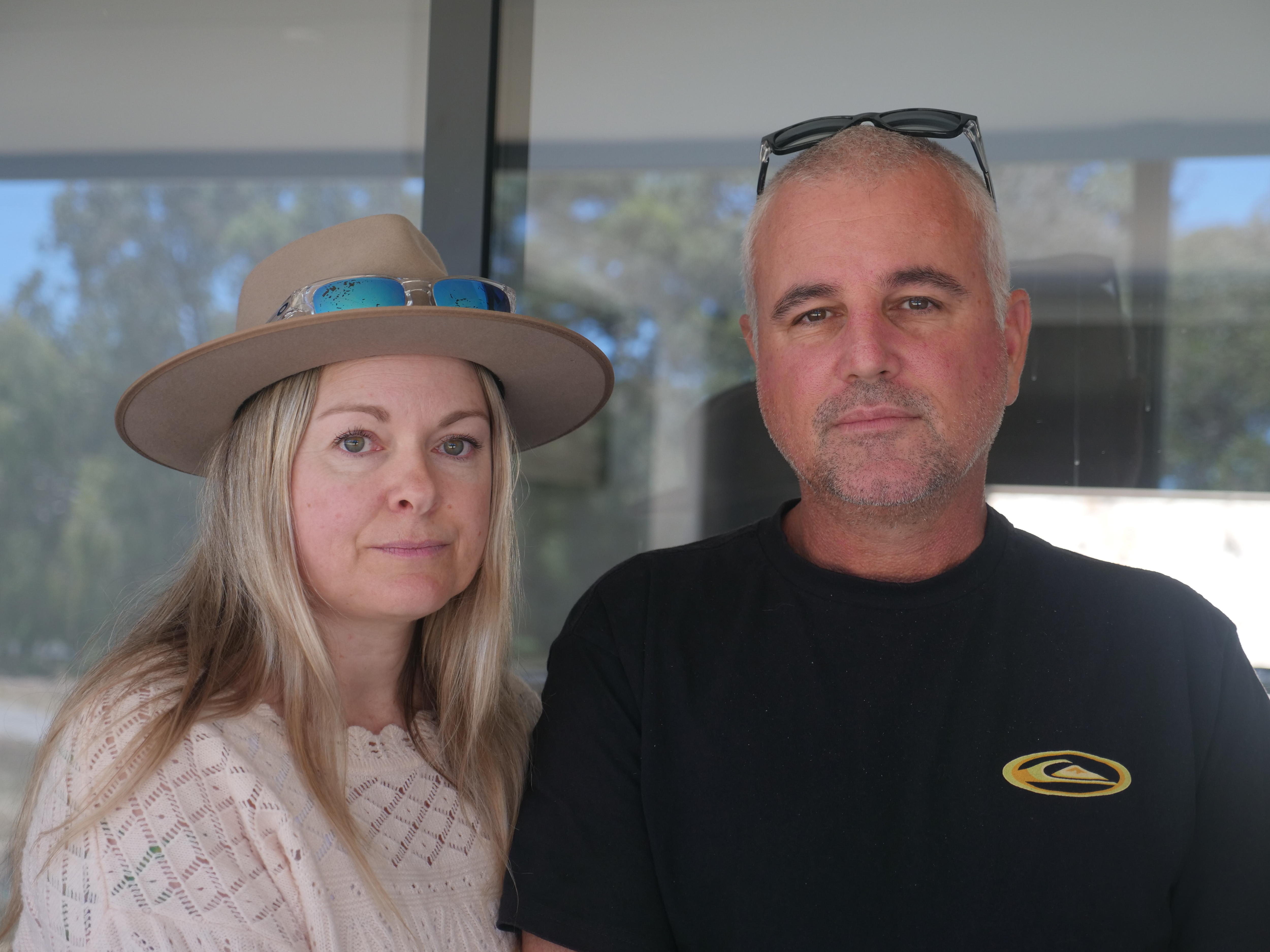 Un hombre y una mujer miran a la cámara.