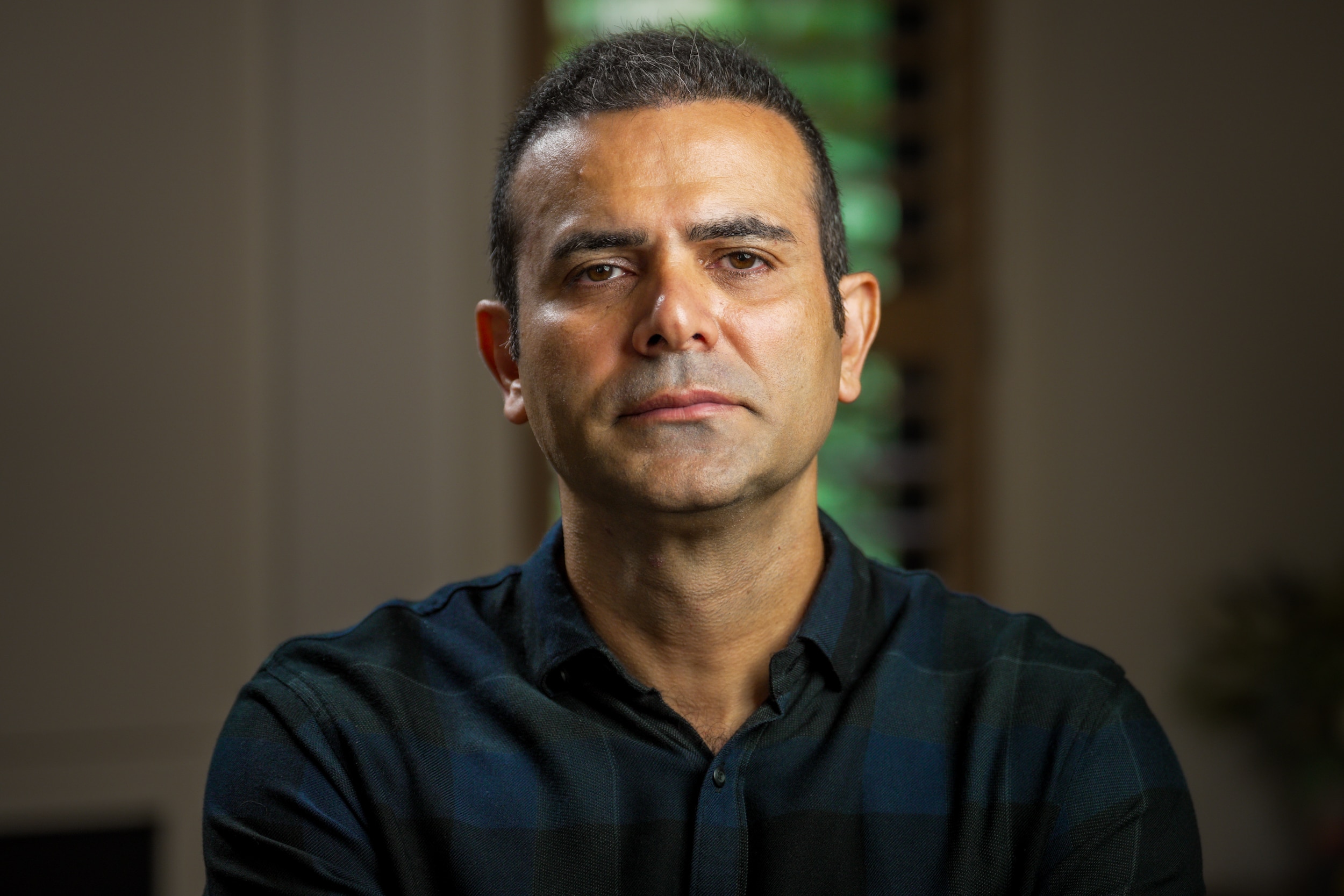 Um homem com uma expressão triste.