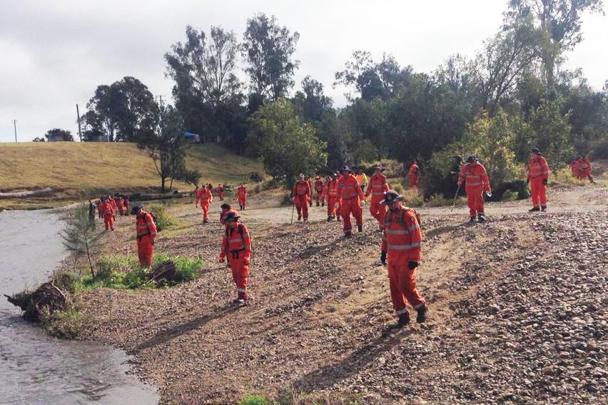 SES volunteers help with a land search around Wivenhoe Dam