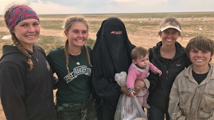 Perempuan Australia, Zehra Duman (tengah) dengan pekerja bantuan dari Free Burma Rangers di Suriah.