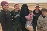 Perempuan Australia, Zehra Duman (tengah) dengan pekerja bantuan dari Free Burma Rangers di Suriah.