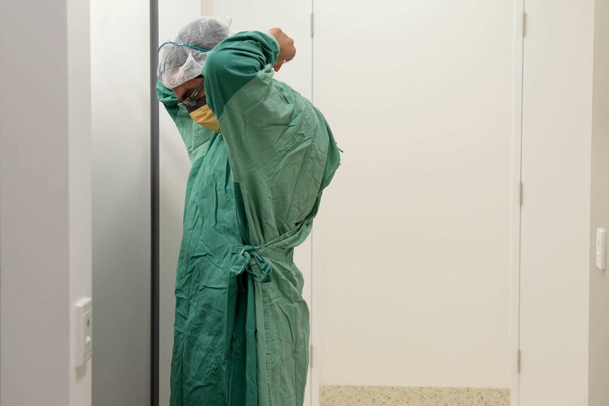 A surgeon prepare to go into surgery.