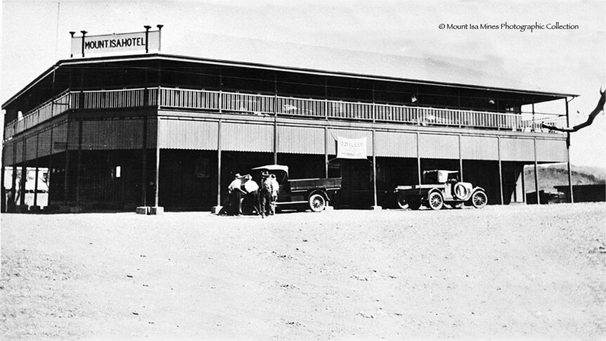 Black and white photo of the Isa Street Hotel. Old cars out the front.