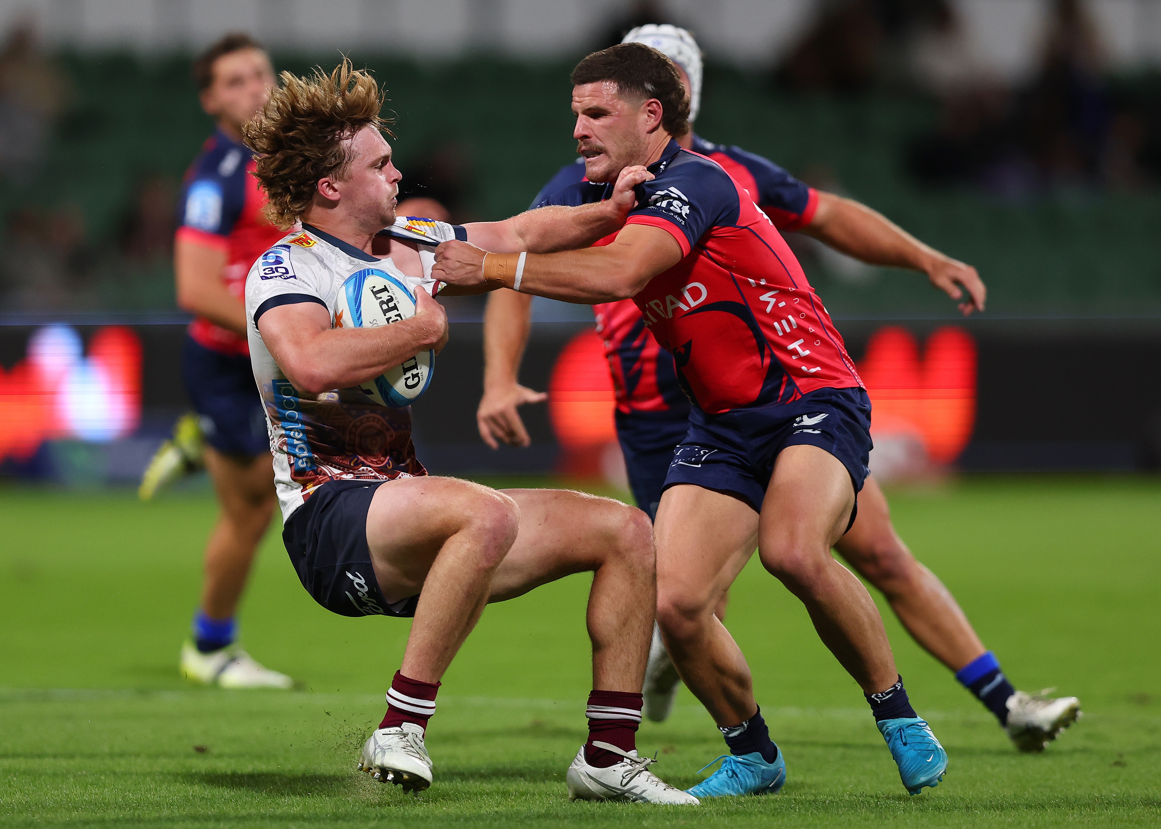 Max Burey enfrenta Tim Ryan durante uma partida do Super Rugby Pacific.