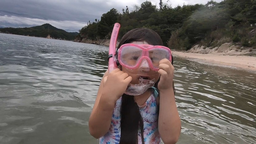Juna Stuart snorkelling for a story about travelling the world as a family