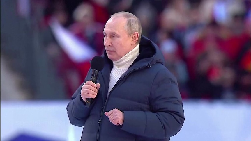 The moment Russian state TV cuts away from Putin during speech at ...