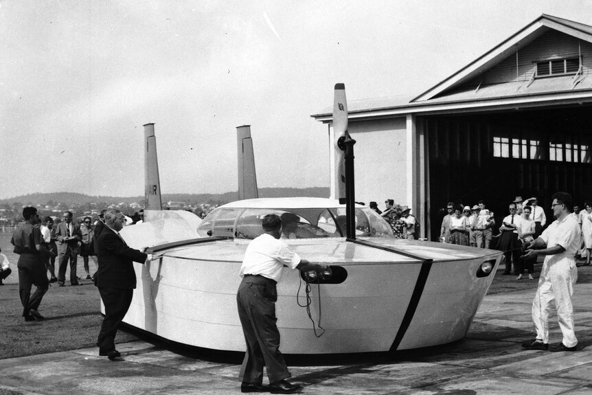 The Bon Air 6-1-X prototype of an air-cushion transport