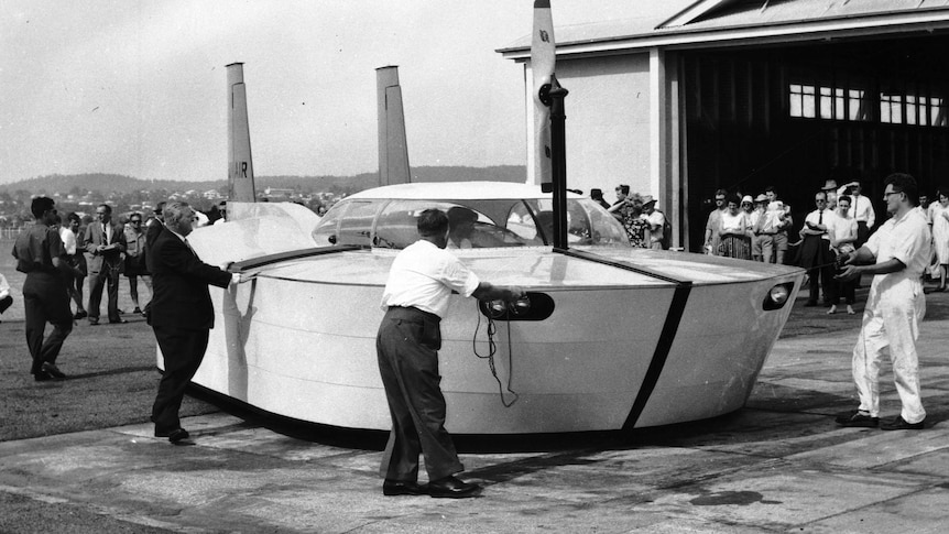 The Bon Air 6-1-X prototype of an air-cushion transport