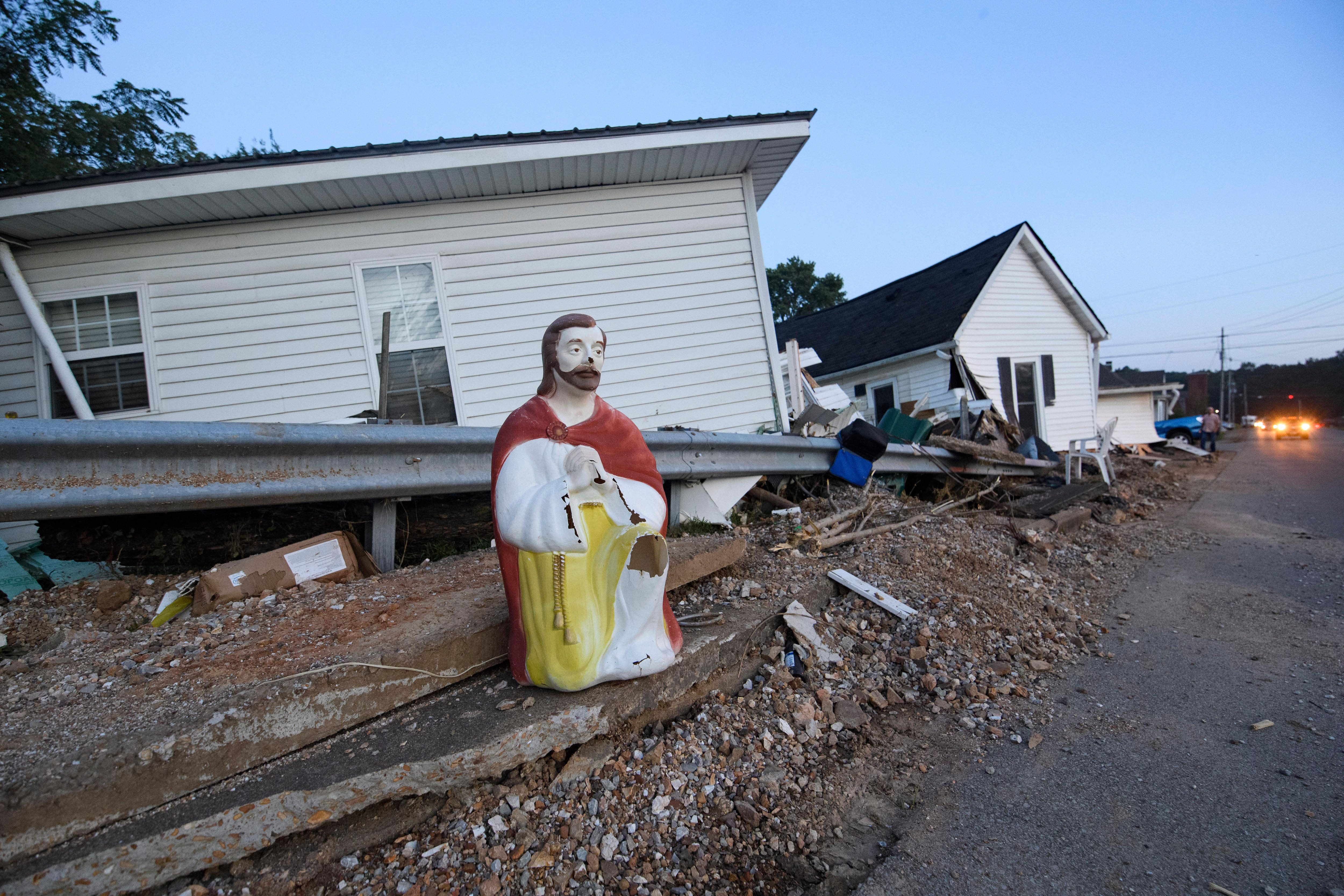 Floods In Us State Of Tennessee Tear Baby Twins From Father S Arms Abc News