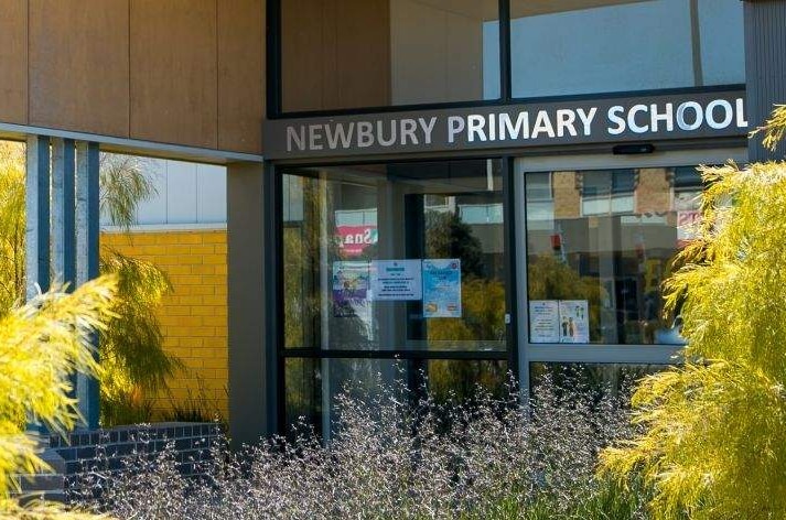 The exterior of Newbury Primary School, which has trees outside.