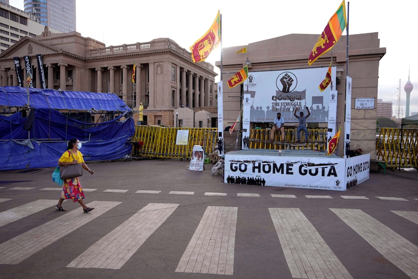 Protesters block the entrance to presidential secretariat in Colombo