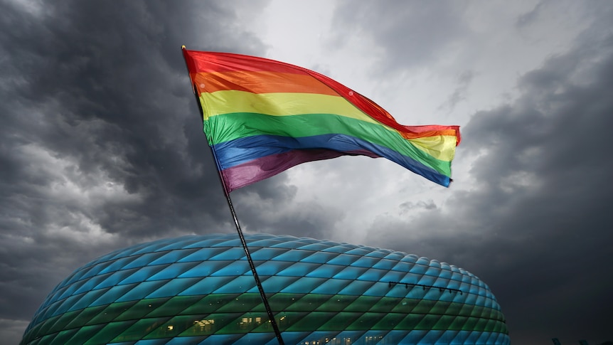 Le chef de la sécurité du Qatar pour la Coupe du monde prévient que les drapeaux arc-en-ciel pourraient être confisqués