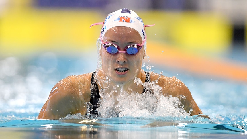 Jess Hansen swims breaststroke