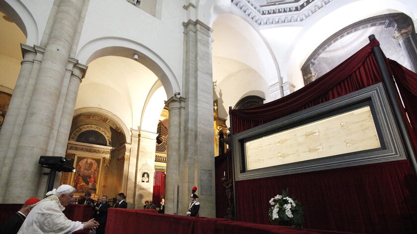 Pope Benedict prays before Shroud of Turin