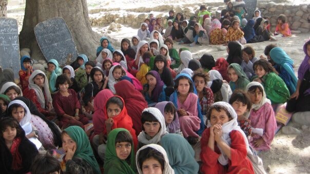 Children in makeshift Afghanistan school