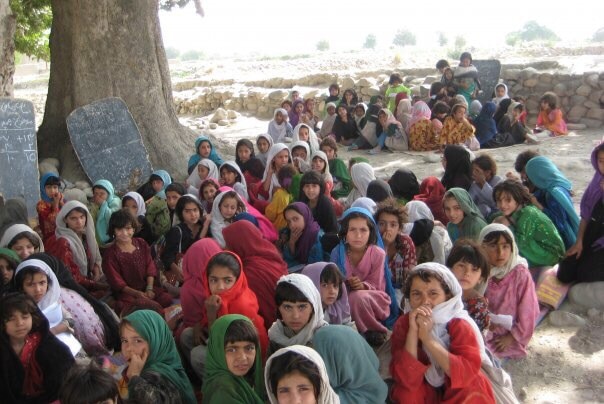 Children in makeshift Afghanistan school