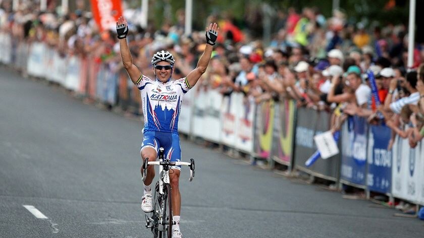 Robbie McEwen celebrates during his victory lap after winning the Down Under Classic