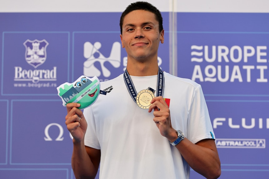 David Popovici with his gold medal at the 2024 European Aquatics Championships.