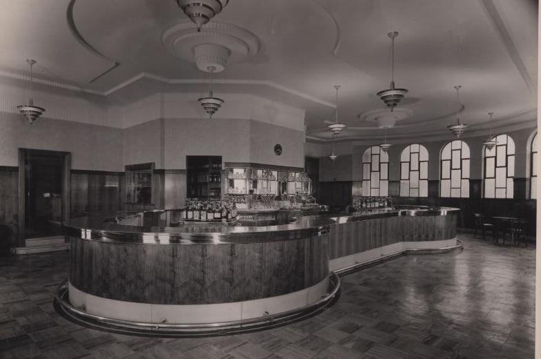 The interior of the Oaks Hotel at Neutral Bay in 1938.