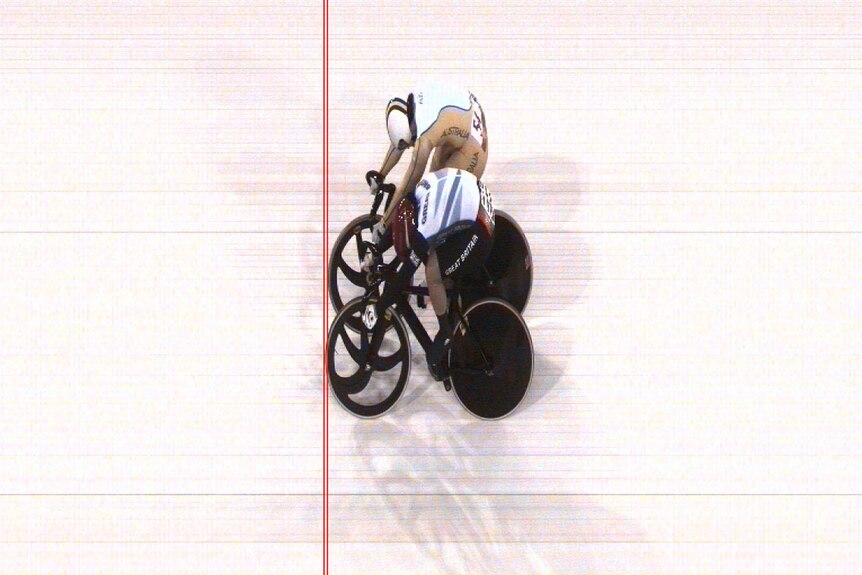 Photo finish of race 1 between Anna Meares and Victoria Pendleton