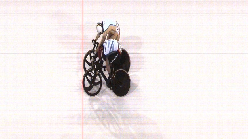 Photo finish of race 1 between Anna Meares and Victoria Pendleton