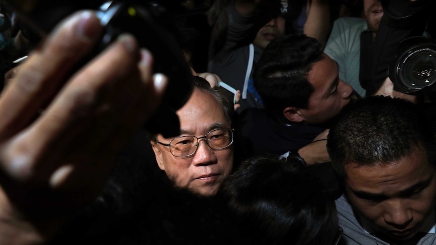 Donald Tsang is mobbed by journalists as he arrives at Hong Kong's High Court for sentencing.