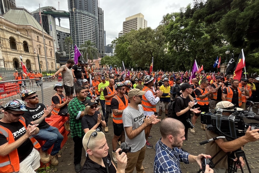 An image of the crowd of construction workers standing outside parliament during a protest