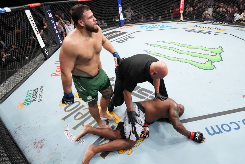 Tai Tuivasa se tient au-dessus de Derrick Lewis après l'avoir assommé 