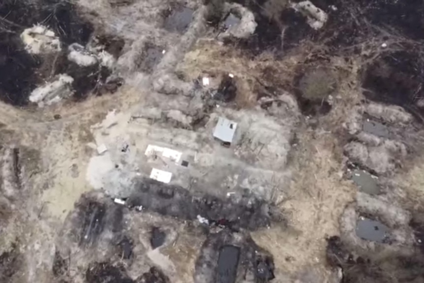 Una imagen satelital de trincheras excavadas en la tierra cerca de Chernobyl 