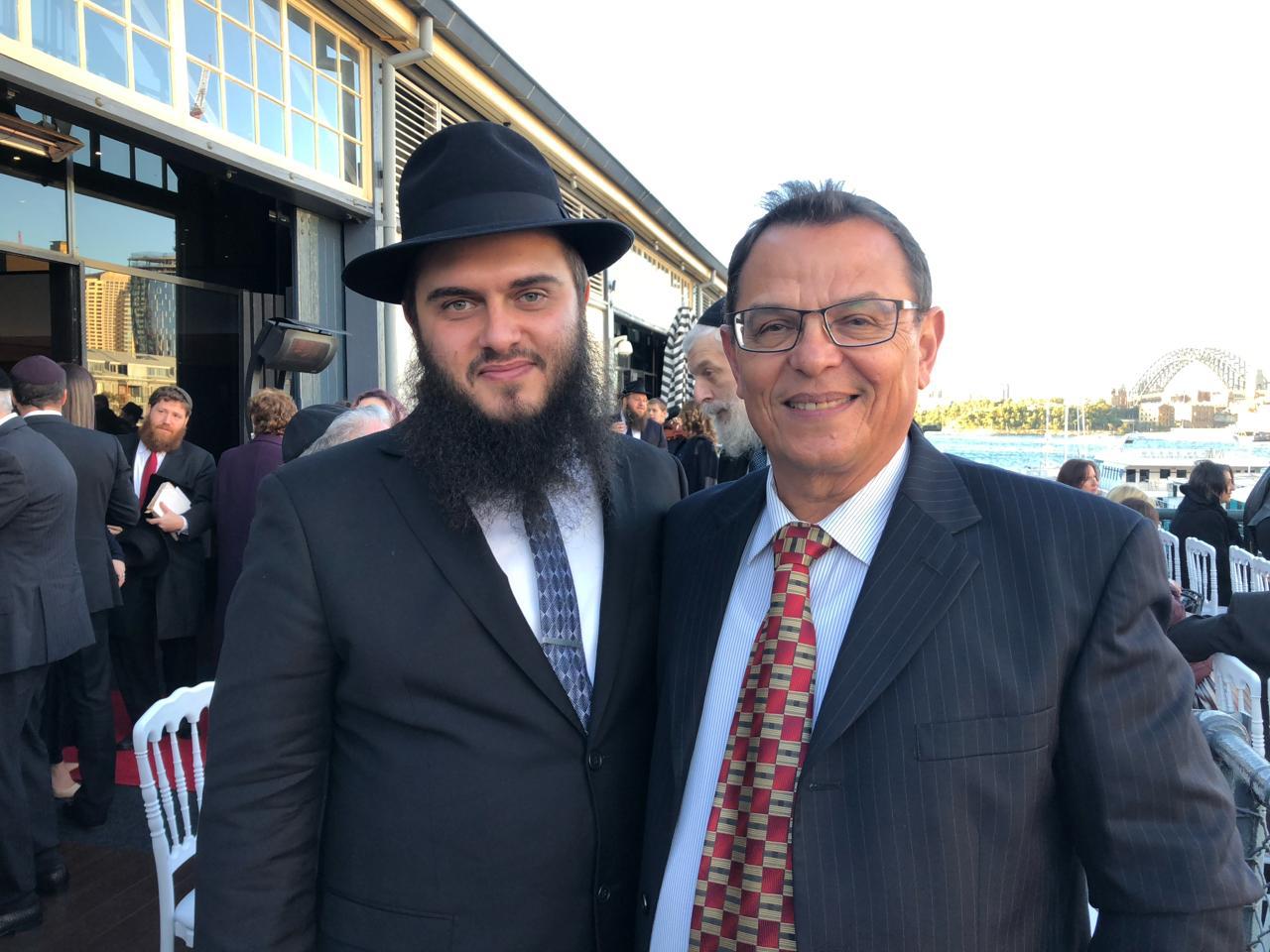 Dois homens judeus de terno. 