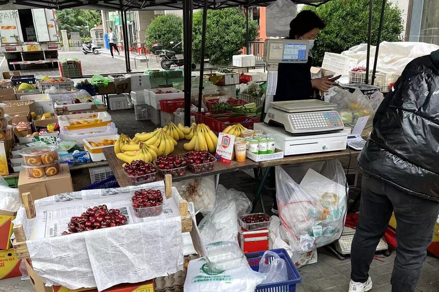 a pop-up market in Beijing's local residential area