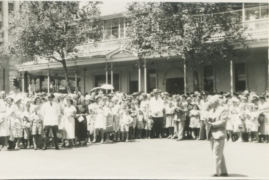 Crowds, mainly women and children, are in the hot sun on North Terrace in Adelaide waiting for the proclamation.