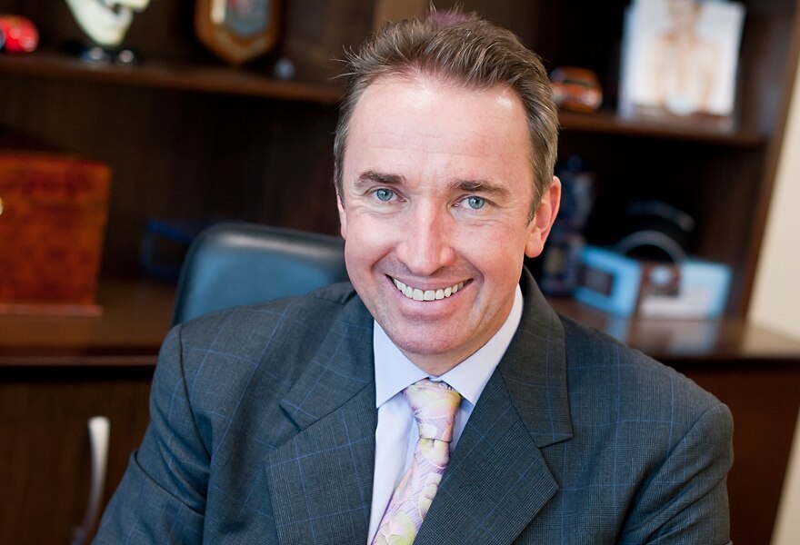 El doctor Alistair Taylor sonríe a la cámara.