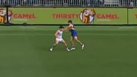 Andrew Gaff punches Andrew Brayshaw