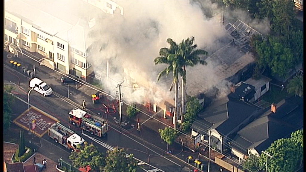 South Brisbane Unit Fire Sends Smoke Across City - ABC News