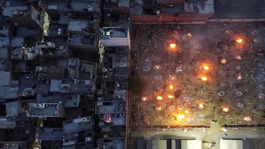 Un incendio di massa delle vittime del Covid-19 è stato visto dall'alto su un crematorio.
