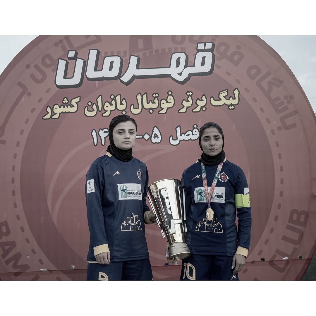 Fatemeh Pasandideh (esquerda) e Atefeh Ramezanizadeh (direita) com o troféu da Pro League Feminina Iraniana.