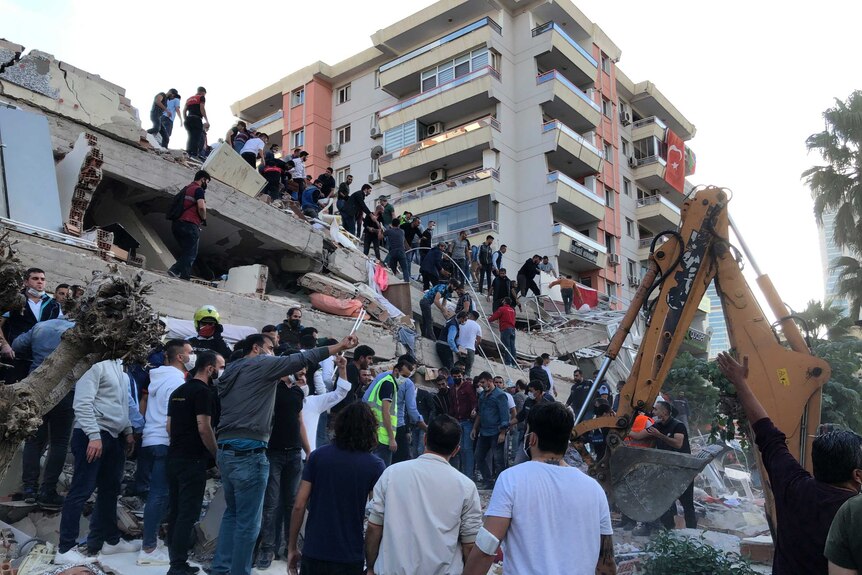 Deaths Recorded In Both Turkey And Greece As Magnitude 6 9 Earthquake Flattens Buildings In