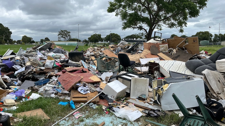 An image of piles of rubish at an acacia ridge park