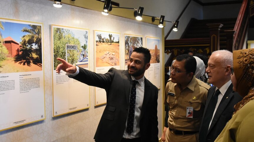 Ali Fahour saat pembukaan pameran foto Boundless Plains: The Australian Muslim Connection di Jakarta