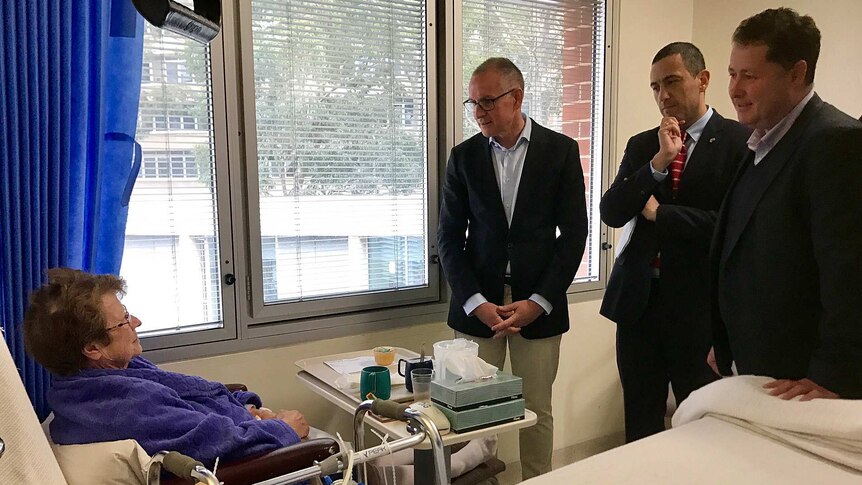 Jay Weatherill, Treasurer Tom Koutsantonis and Health Minister Jack Snelling visit a patient.