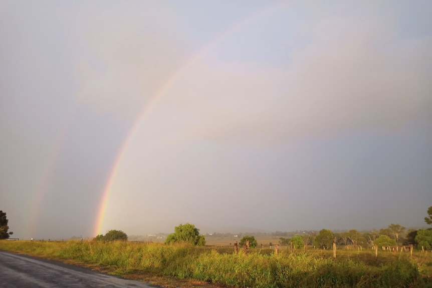 Un arc-en-ciel qui s'étend sur la campagne