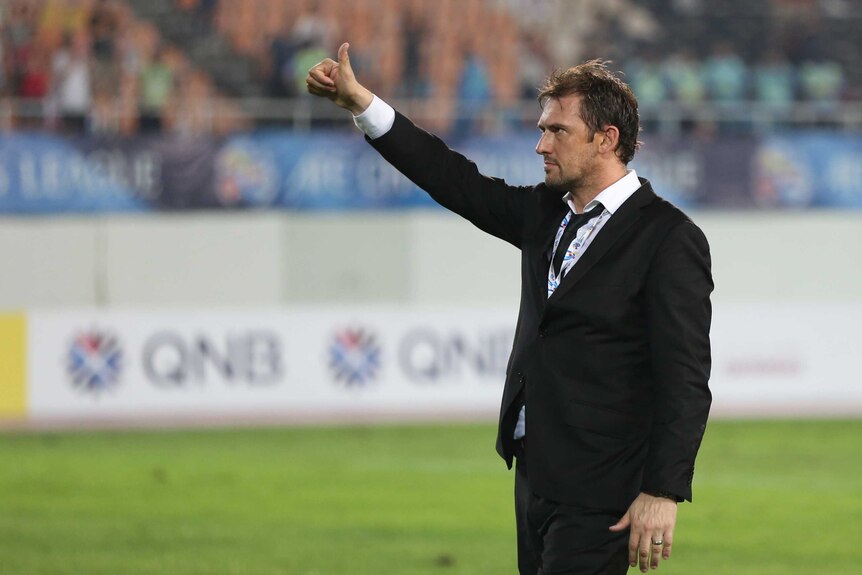 Wanderers coach Tony Popovic salutes the fans