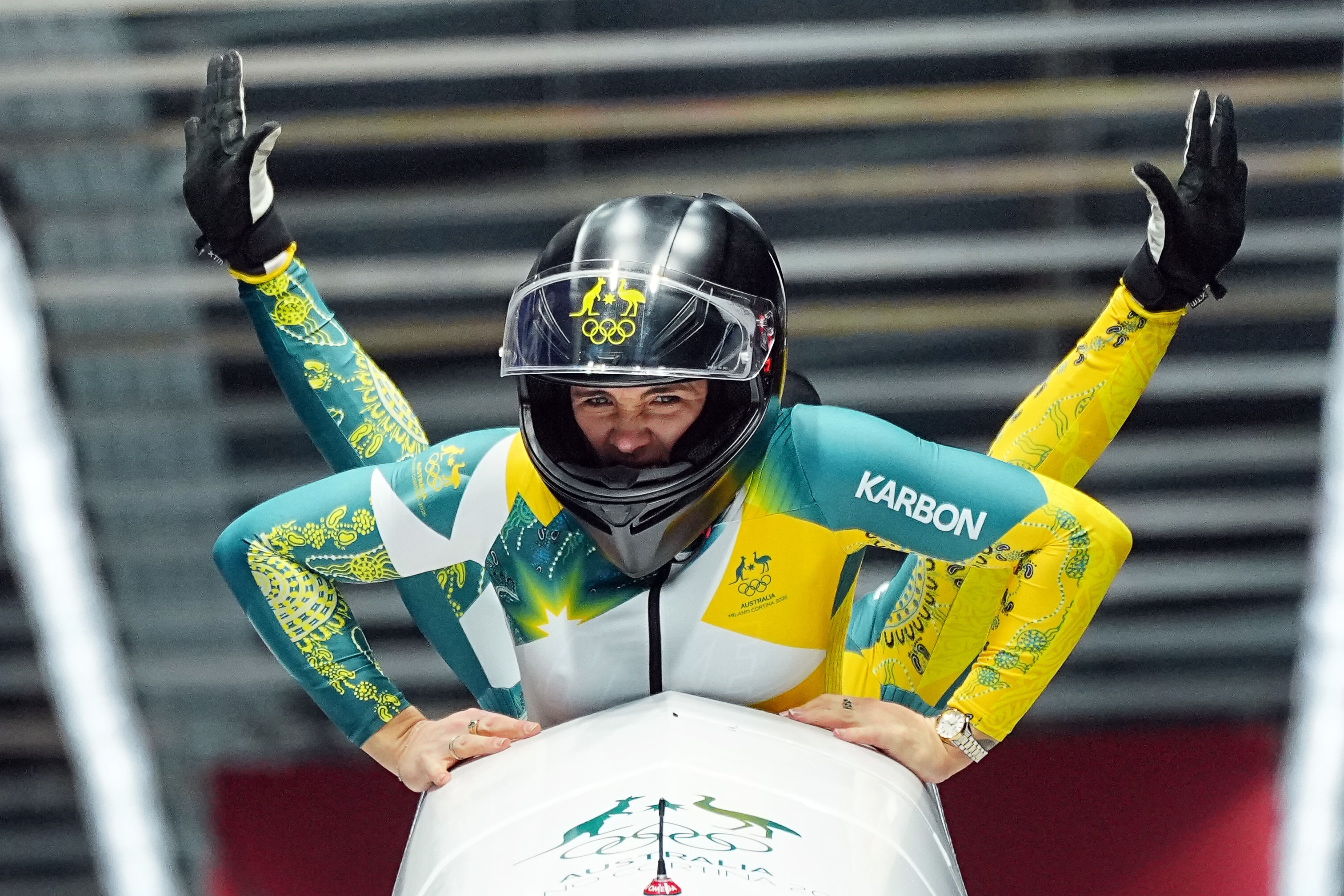 Os braços de Bree Walker e Kiara Reddingius comemoram no bobsleigh