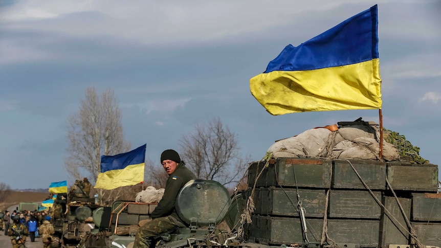 Konwój ukraińskich sił zbrojnych przygotowuje się do wycofania się z Debalcewa we wschodniej Ukrainie