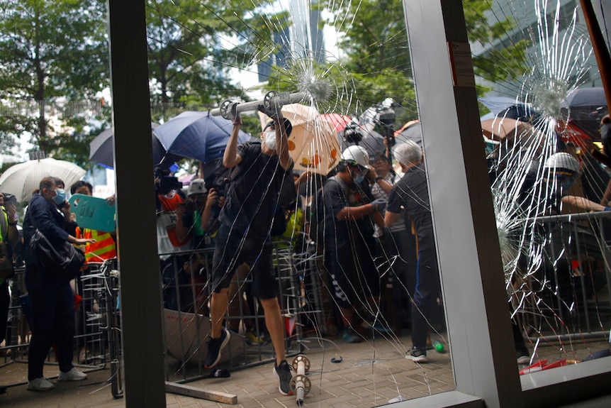 示威者包围立法会，试图打碎玻璃进入大楼